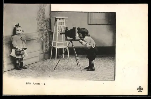 AK Mädchen wird von Jungen fotografiert