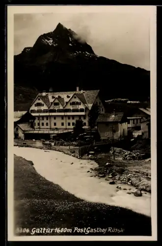 AK Galtür im Paznaun, Post und Gasthof Rössle, Gebirgsbach und Bergkulisse