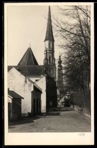 AK Braunau am Inn, Strassenpartie mit Kirche