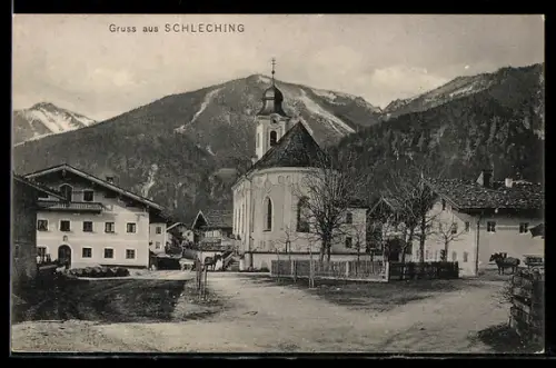 AK Schleching, Kirche und Platz mit Bergpanorama