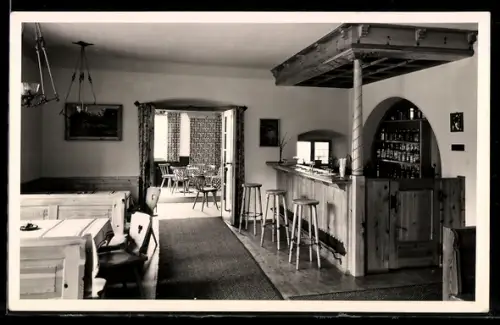 AK Sistrans, Gasthaus Post, Schankraum mit Theke und Gaststube