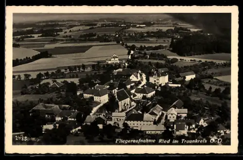 AK Ried im Traunkreis, Fliegeraufnahme mit Dorfpanorama und Kirche