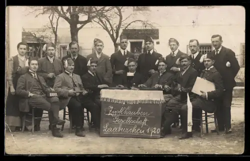 Foto-AK Laakirchen, Gruppenporträt der Zipfelhauben-Gesellschaft 1920