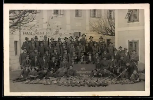 Foto-AK Kirchham, Gasthaus v. Franz u. Marie Pöll, Gruppenbild mit Jägern und erlegtem Wild 1951