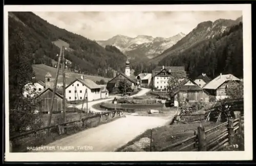 AK Tweng /Radstätter Tauern, Dorfansicht mit Kirche und Gebirgspanorama