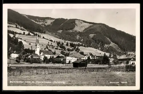 AK Stuhlfelden /Oberpinzgau, Panorama mit Kirche und Bergen