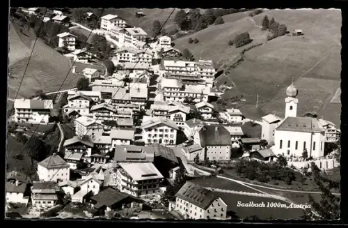 AK Saalbach, Ortsansicht mit Kirche und Bergpanorama