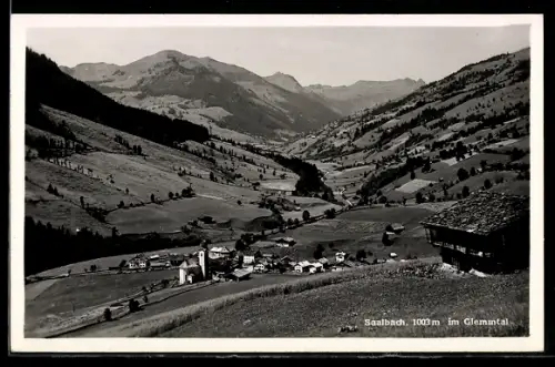 AK Saalbach im Glemmtal, Panorama mit Dorf und Kirche