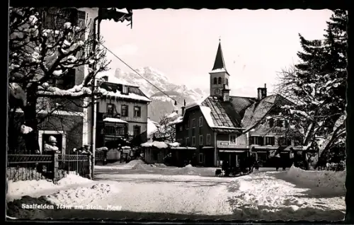AK Saalfelden am Steinernen Meer, Verschneiter Ortsplatz mit Kirche und Bergen