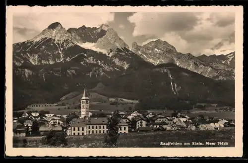 AK Saalfelden am Stein, Panorama mit Kirche und Gebirgszug