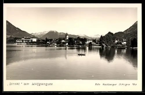 AK Strobl am Wolfgangsee, Panorama mit See, Kirche und Bergkulisse