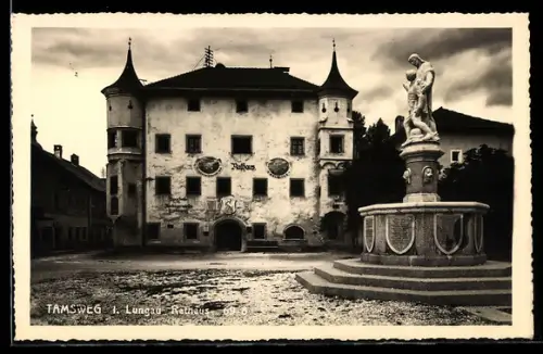 AK Tamsweg i. Lungau, Rathaus mit Brunnen und Statue