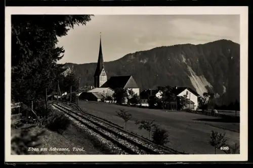 AK Eben am Achensee, Dorf mit Kirche, Bahnlinie und Bergpanorama
