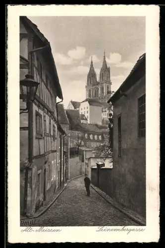 AK Meissen, Strasse Leinewebergasse mit Aufblick zum Dom