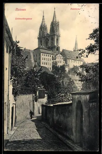 AK Meissen, Partie in der Strasse Leinewebergasse mit Blick auf die Domtürme