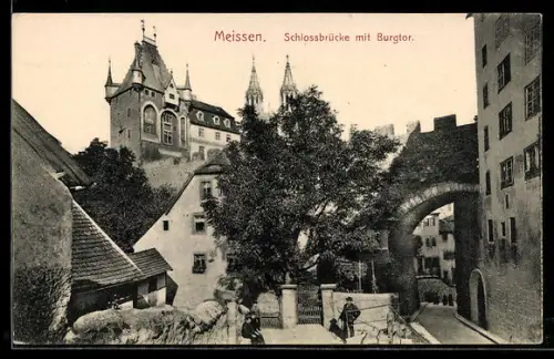 AK Meissen, Schlossbrücke mit Strasse Burgtor