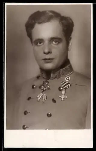 AK Offizier in Uniform mit Orden vom Goldenen Vlies, Trockenstempel