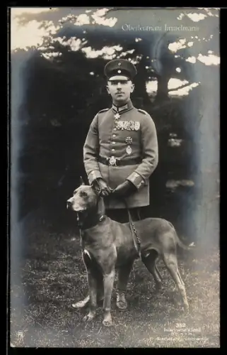 Foto-AK Sanke Nr. 37: Oberleutnant Max Immelmann in Uniform mit Hund, Jagdflieger