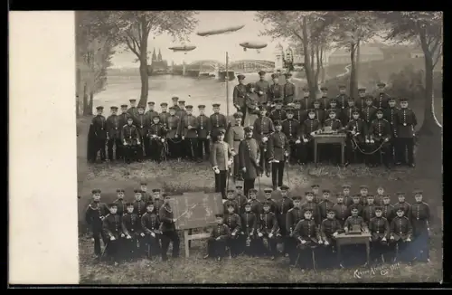 AK Köln, Soldaten in Uniform vor Ortspartie mit drei Zeppelin-Luftschiffen