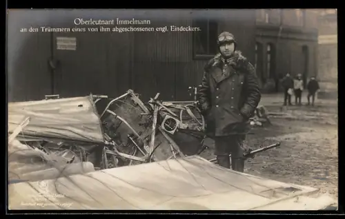 Foto-AK Sanke Nr. 342: Leutnant Immelmann an den Trümmern seines von ihm abgeschossenen engl. Eindeckers