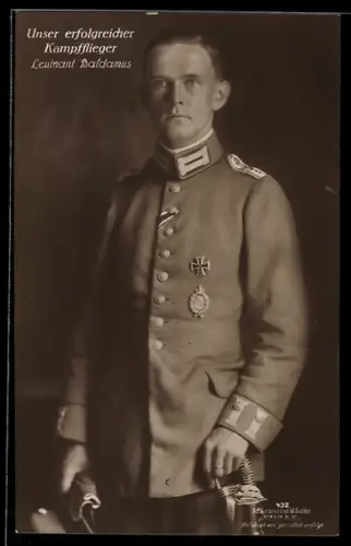 Foto-AK Sanke Nr. 432: Portrait Kampfflieger Leutnant Baldamus in Uniform