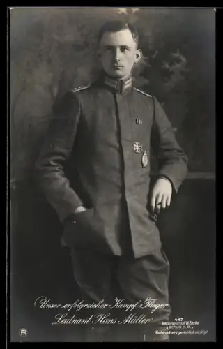 Foto-AK Sanke Nr. 447: Kampfflieger Leutnant Hans Müller in Uniform mit Flugzeugführerabzeichen