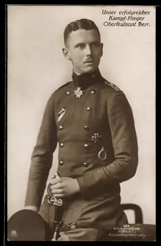 Foto-AK Sanke Nr. 425: Unser erfolgreicher Kampfflieger Oberleutnant Beer, EK und Pour le Mérite