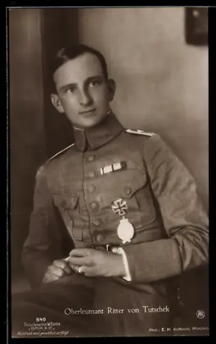 Foto-AK Sanke Nr. 540: Oberleutnant Ritter von Tutschek in Uniform, Flugzeug