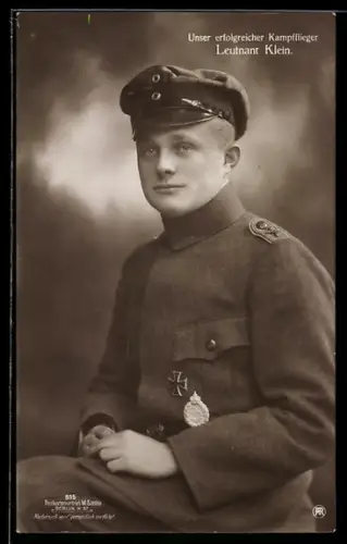 Foto-AK Sanke Nr. 515: Kampfflieger Leutnant Klein in Uniform mit EK I 1914 und Flugzeugführerabzeichen