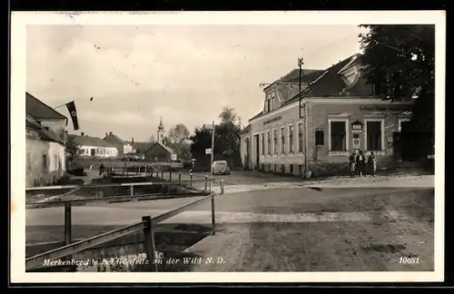 AK Göpfritz an der Wild, Merkenbrechts, Gasthaus Johann Empf mit Haltesetelle Postkraftwagen, 