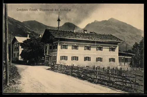 AK Aurach bei Kitzbühel, Unteraurach, Gasthaus Auwirt gegen die Berge