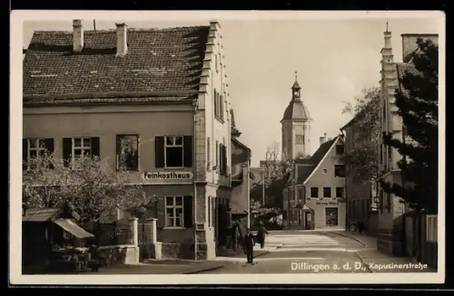 AK Dillingen a. D., Kapuzinerstrasse mit Feinkosthaus, Blick zur Kirche