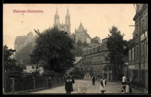 AK Meissen-Obermeisa, Strassenpartie mit Blick auf die Albrechtsburg, Kindergruppe