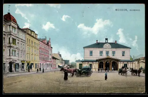 AK Meissen, Bahnhof, Vorplatz mit Menschen und Pferdekutsche