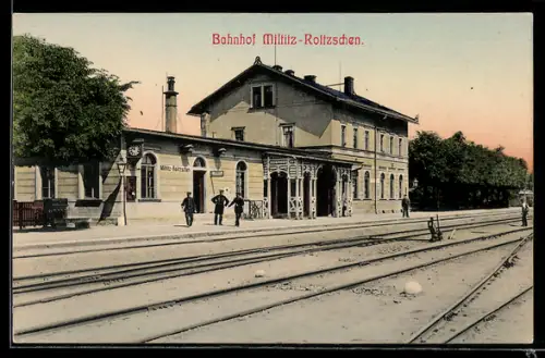 AK Miltitz-Roitzschen, Bahnhofsgebäude mit Reisenden
