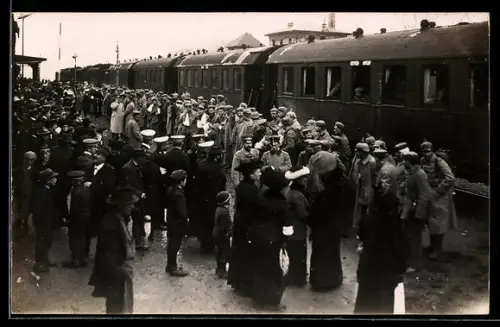 Foto-AK Dillingen /Donau, Ausmarsch und Verabschiedung der Truppen am Bahnhof