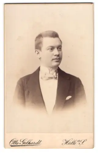 Fotografie Otto Gebhardt, Halle a. S., Portrait charmanter junger Mann mit Fliege im Jackett