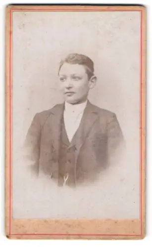 Fotografie unbekannter Fotograf und Ort, Portrait halbwüchsiger Knabe in Anzug