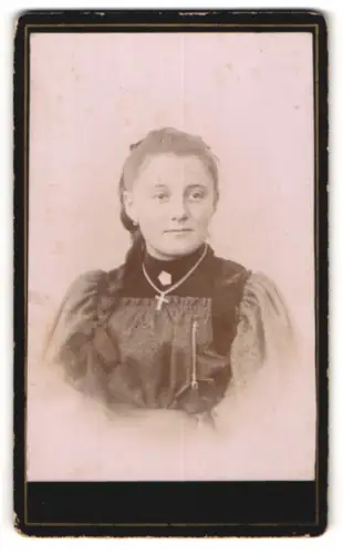 Fotografie unbekannter Fotograf und Ort, Portrait Mädchen mit geflochtenem Haar