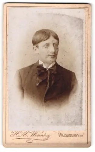 Fotografie Hermes Al. Wenning, Wasserburg a / Inn, Portrait junger Herr mit moderner Frisur und Fliege