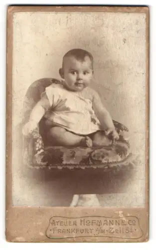 Fotografie Hofmann & Co., Frankfurt a / M., Portrait niedliches Kleinkind im weissen Hemd mit nackigen Füssen