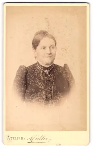 Fotografie Atelier Müller, Rochlitz, Portrait charmant lächelnde Dame mit Halskette