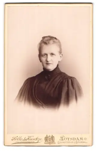 Fotografie Selle & Kuntze, Potsdam, Portrait blonde Schönheit in gerüschter Bluse