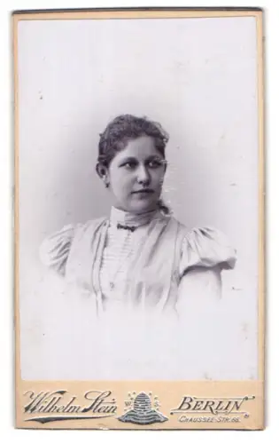 Fotografie Wilhelm Stein, Berlin, Portrait bezaubernde junge Frau mit Brosche am Kleiderkragen