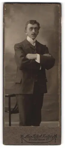 Fotografie Max Seifert, Freiberg, Portrait junger Herr mit Zwicker in Anzug
