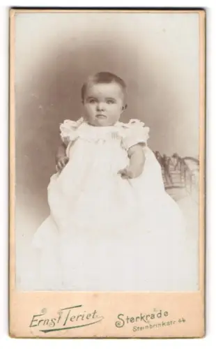 Fotografie Ernst Teriet, Sterkrade, Baby im weissen Kleid