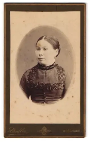 Fotografie Stadler, Aeschach, Brustportrait bürgerliche Dame im hübschen Kleid