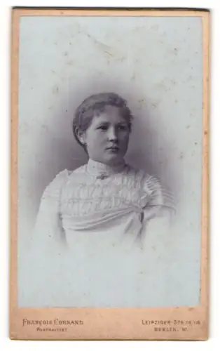 Fotografie Francois Cornand, Berlin-W, Portrait junge Dame im weissen Kleid mit Kragenbrosche