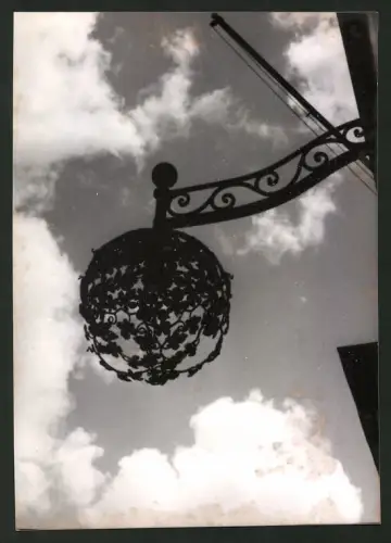 Fotografie Ansicht Wien, Schmiedeeisernes Weinstuben-Schild