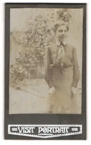 Fotografie unbekannter Fotograf und Ort, Visit-Portrait junge Dame in zeitgenössischer Kleidung